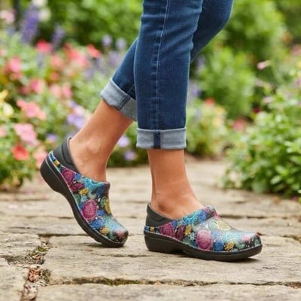 Crocs Neria Pro II Graphic Clog Womens 11 Black Paisley Dual Comfort 205385